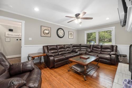 Χώρος καθιστικού στο Lake Norman Access, Pool, Hot tub, Epic Game room