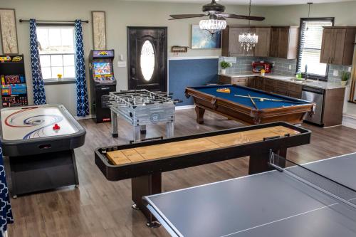 Η κουζίνα ή μικρή κουζίνα στο Lake Norman Access, Pool, Hot tub, Epic Game room