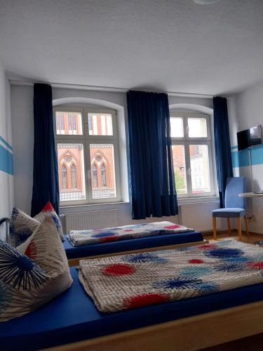 Postel nebo postele na pokoji v ubytování Tangermünde Zum S c h m u c k Giebel - Pension & FeWo