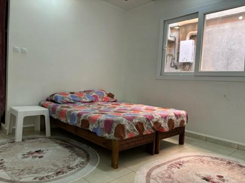 Postel nebo postele na pokoji v ubytování طابق فيلا غرفتان ومطبخ وحمام