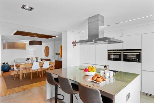 Η κουζίνα ή μικρή κουζίνα στο Frontline Beach Apt with Terrace