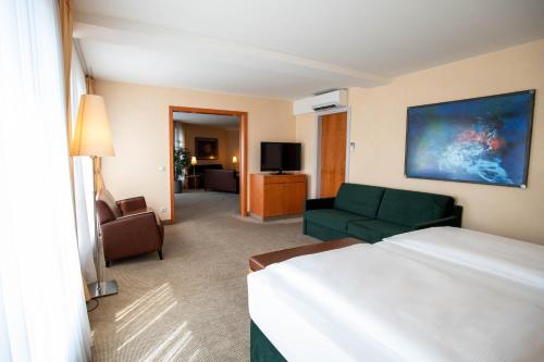 Best Western Premier Airporthotel Berlinにあるテレビまたはエンターテインメントセンター