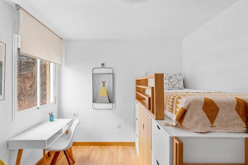 Ένα ή περισσότερα κρεβάτια σε δωμάτιο στο Frontline Beach Apt with Terrace