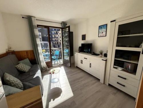 a living room with a couch and a tv at Appartement Risoul Centre station 1850 in Risoul
