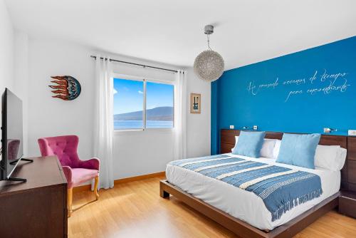 Ένα ή περισσότερα κρεβάτια σε δωμάτιο στο Frontline Beach Apt with Terrace