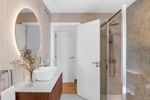 Ένα μπάνιο στο Frontline Beach Apt with Terrace