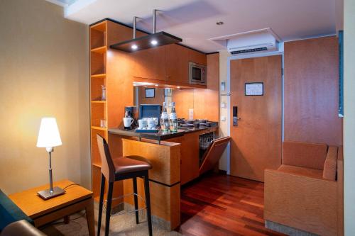 Best Western Premier Airporthotel Berlinにあるキッチンまたは簡易キッチン
