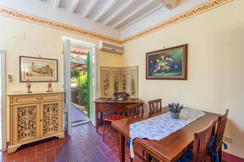 een eetkamer met een tafel en een tafel en stoelen bij Sweet Tuscany I Due Gigli in Arezzo