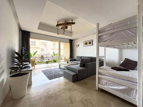 1 dormitorio con litera y sofá en Private Apartment Taghazout Bay, en Taghazout