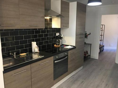 une cuisine avec un évier et un plan de travail dans l'établissement Charmant appartement au panier 2EM, à Marseille