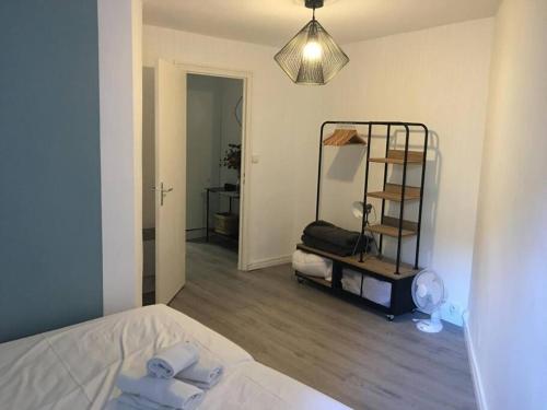 - une chambre avec un lit et une chambre avec une étagère dans l'établissement Charmant appartement au panier 2EM, à Marseille