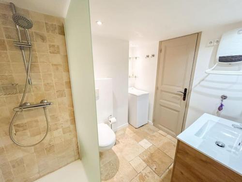 une salle de bain avec une douche, des toilettes et un lavabo dans l'établissement Duplex port de Sanary - Vue mer, à Sanary-sur-Mer