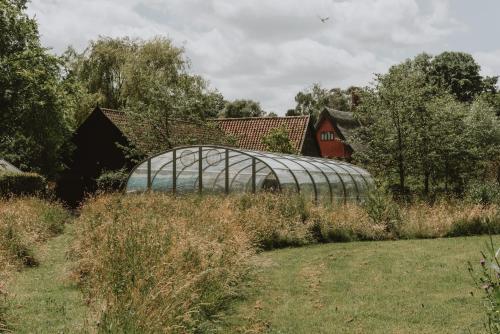 un invernadero en medio de un campo en Restaries at Paradise Farm, en Halesworth