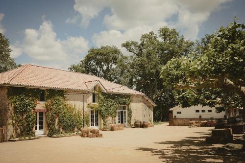 a large house with a courtyard in front of it at Domaine de Bassibé in Ségos