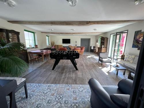 TV a/nebo společenská místnost v ubytování Grand gîte sauna et bain bouillonnant 15 pers