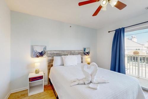 Ένα ή περισσότερα κρεβάτια σε δωμάτιο στο Town of Dewey Beach - 1904 Coastal Hwy Unit G