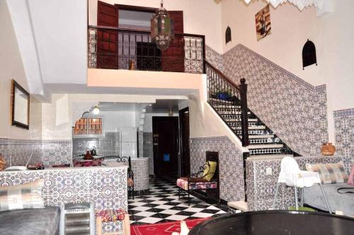 ein Wohnzimmer mit Treppe in einem Haus in der Unterkunft Ryad Nayla in Marrakesch