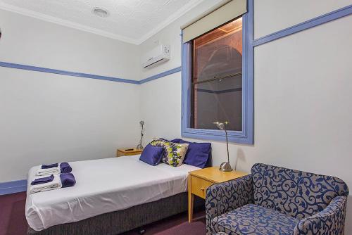 Säng eller sängar i ett rum på Commonwealth Hotel