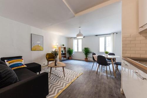 un salon avec un canapé et une table dans l'établissement Élégant Appartement au Panier 3EM, à Marseille