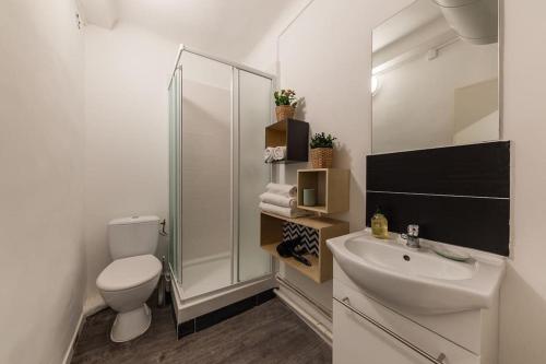 une salle de bain blanche avec des toilettes et un lavabo dans l'établissement Élégant Appartement au Panier 3EM, à Marseille