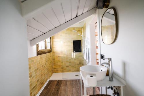 a bathroom with a sink and a mirror at Camino Blanco in Ibeas de Juarros