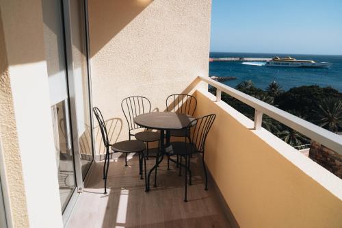a balcony with chairs and a table with a view of the ocean at Holiday House Aguacate 2 in San Sebastián de la Gomera