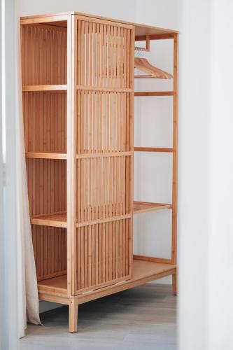 a bamboo book shelf in a room at Holiday House Aguacate 2 in San Sebastián de la Gomera