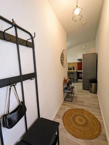 - un salon avec une chambre avec une échelle et une cuisine dans l'établissement Appartement équipé tout confort Montélimar, à Montélimar