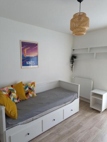 Postel nebo postele na pokoji v ubytování Studio avec grande terrasse gare Sud