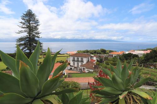 a view of the ocean from a house at Mar D'Abstração in Urzelina