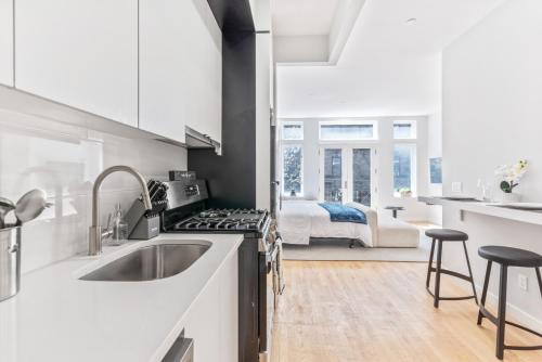 Dapur atau dapur kecil di Studio w Charming Juliet Balcony in Upper East