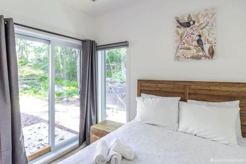 Кровать или кровати в номере Private Hot Tub Chalet Harmonia