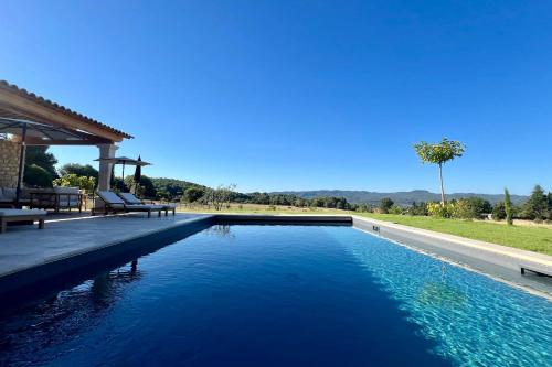 - une piscine avec un kiosque et de l'eau bleue dans l'établissement Mas Jas du Méou a Provencal escape, à Lauris