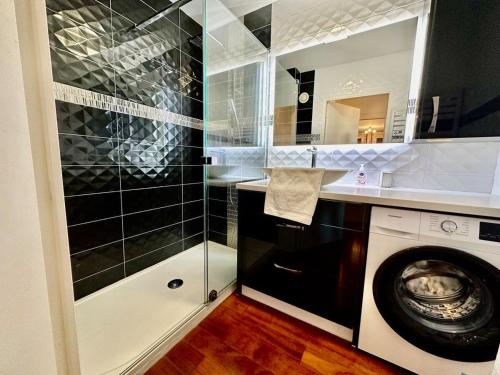 a bathroom with a washing machine and a sink at ⁂ Charmant 2 pièces centre-ville avec parking in Cagnes-sur-Mer