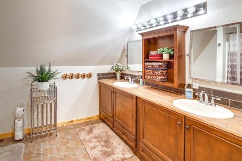 Un baño con dos lavabos y un espejo grande. en Remote Elk City Escape with Decks and Mtn Views!, en Elk City