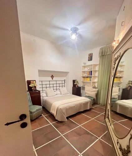 una camera da letto con un letto e uno specchio di Villa La Perla Capri a Capri
