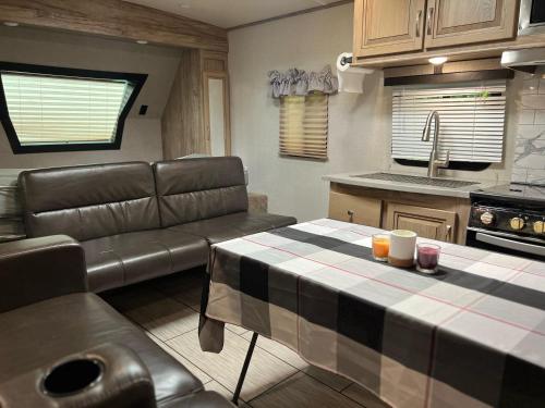 Η κουζίνα ή μικρή κουζίνα στο Mineral River Eco Caravan