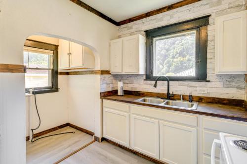 une cuisine avec un évier et une fenêtre dans l'établissement Williamson Cottage about 2 Mi to Town and Trails!, à Williamson