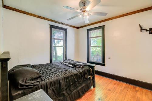 une chambre avec un lit et un ventilateur de plafond dans l'établissement Williamson Cottage about 2 Mi to Town and Trails!, à Williamson