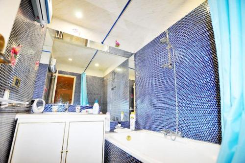 une salle de bain avec une baignoire, un lavabo et un miroir dans l'établissement Proche Château de Salses, Maison avec piscine, à Salses-le-Chateau