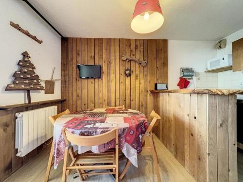 une salle à manger avec une table et un sapin de Noël dans l'établissement Studio Samoëns 1600, à Samoëns