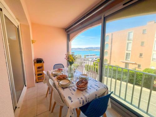 - une table sur un balcon avec vue sur l'océan dans l'établissement T3 avec garage proche de la mer, à Sanary-sur-Mer