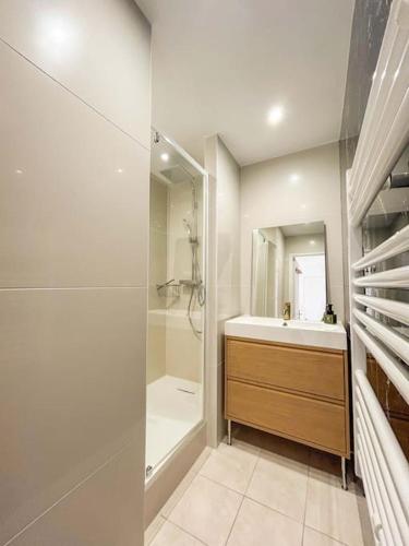 une salle de bain avec douche et lavabo dans l'établissement T3 avec garage proche de la mer, à Sanary-sur-Mer