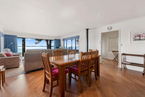 Χώρος καθιστικού στο Waitetoko Waterfront - Waitetoko Holiday Home