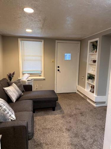 Ruang duduk di Modern Tiny Home Escape