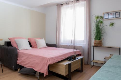 En eller flere senge i et værelse på Escapade au port, Studio rénové, climatisé