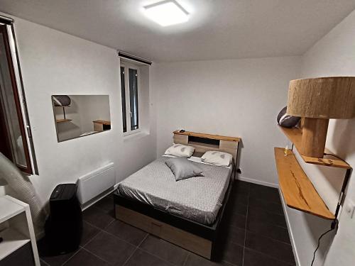 a small bedroom with a small bed in a room at Appartement Terrasse sur le port in La Seyne-sur-Mer