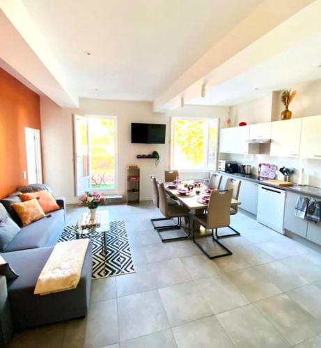 un salon avec un canapé et une table dans l'établissement Le Tarasconnais Tarascon Arles Nîmes, à Tarascon