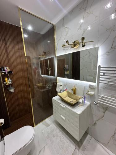 a bathroom with a toilet and a sink and a shower at Luxury Central Cosy Villa in Sousse
