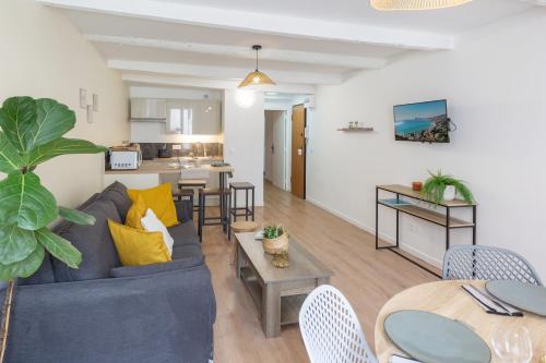 un salon avec un canapé et une table dans l'établissement Evasion au Port, T2 climatisé rénové, à La Seyne-sur-Mer